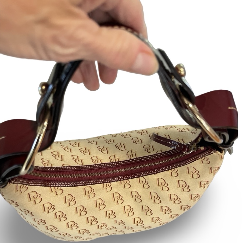 Dooney & Bourke XL NIKKI Signature Shoulder Handbag in Red Patent & Cream Canvas - Picture 5 of 10